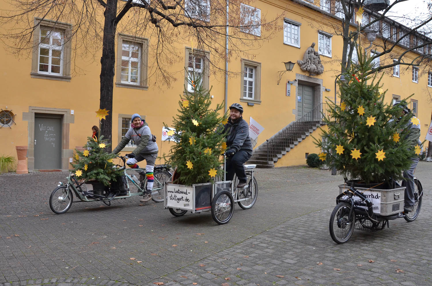 Weihnachtsbaumlieferung auf dem Lastenrad