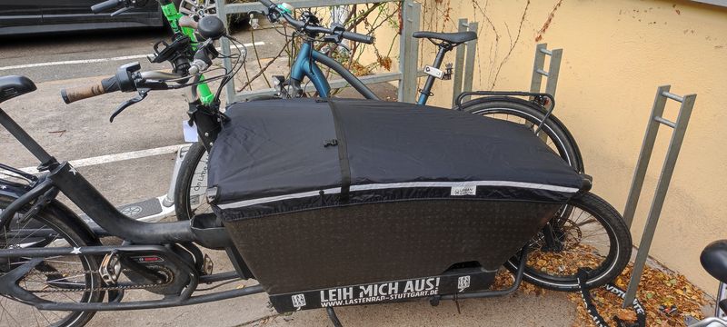 Olga hat jetzt endlich eine funktionale Regenabdeckung